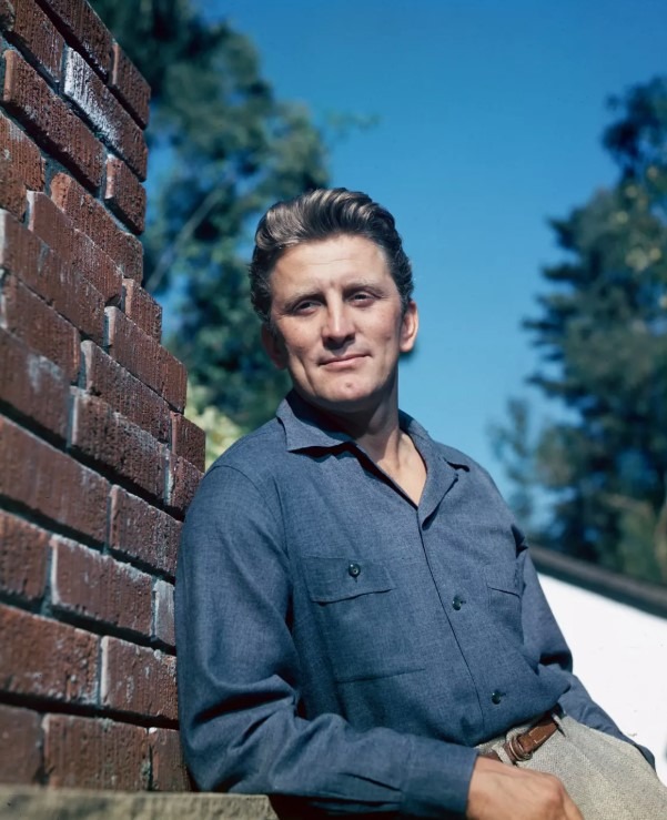 Kirk Douglas dans une scène de film intense