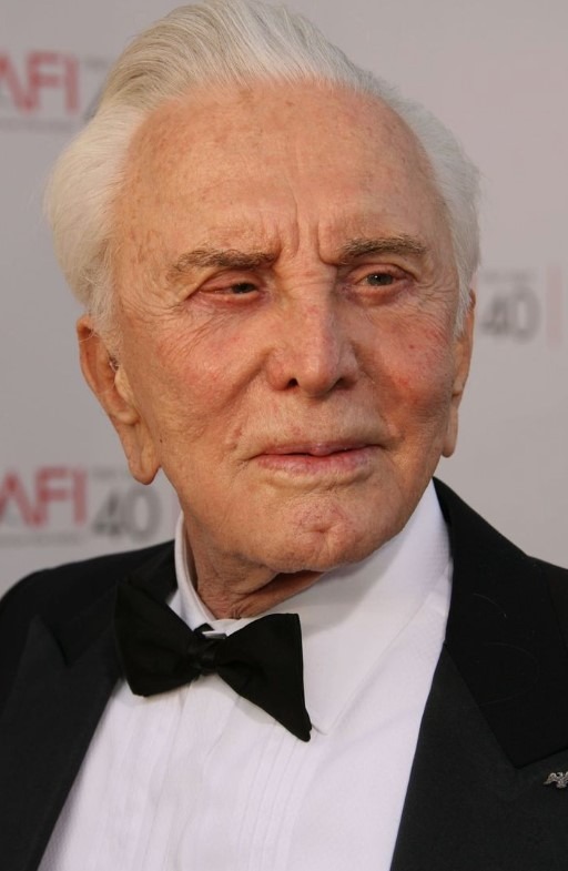 Kirk Douglas souriant, en dehors des plateaux