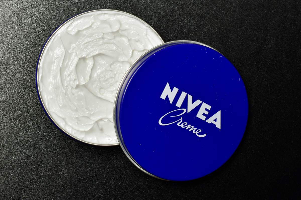 Pot de crème Nivea classique posé sur une table