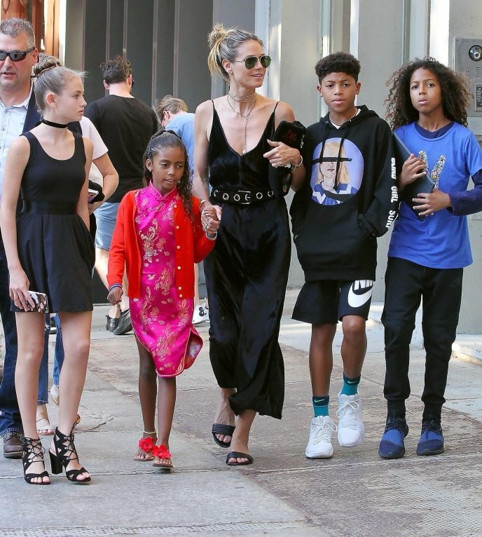 Portrait rapproché mettant en lumière les traits familiaux