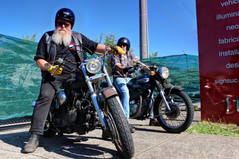 Motard âgé à la barbe blanche sur une moto Harley-Davidson