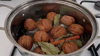 Préparation de la lotion dans une casserole, montrant les ingrédients infusant dans l'eau